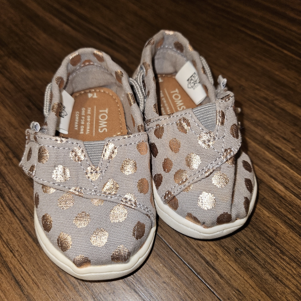 TOMS Baby Walker Shoes in Gray with Metallic Dots T4